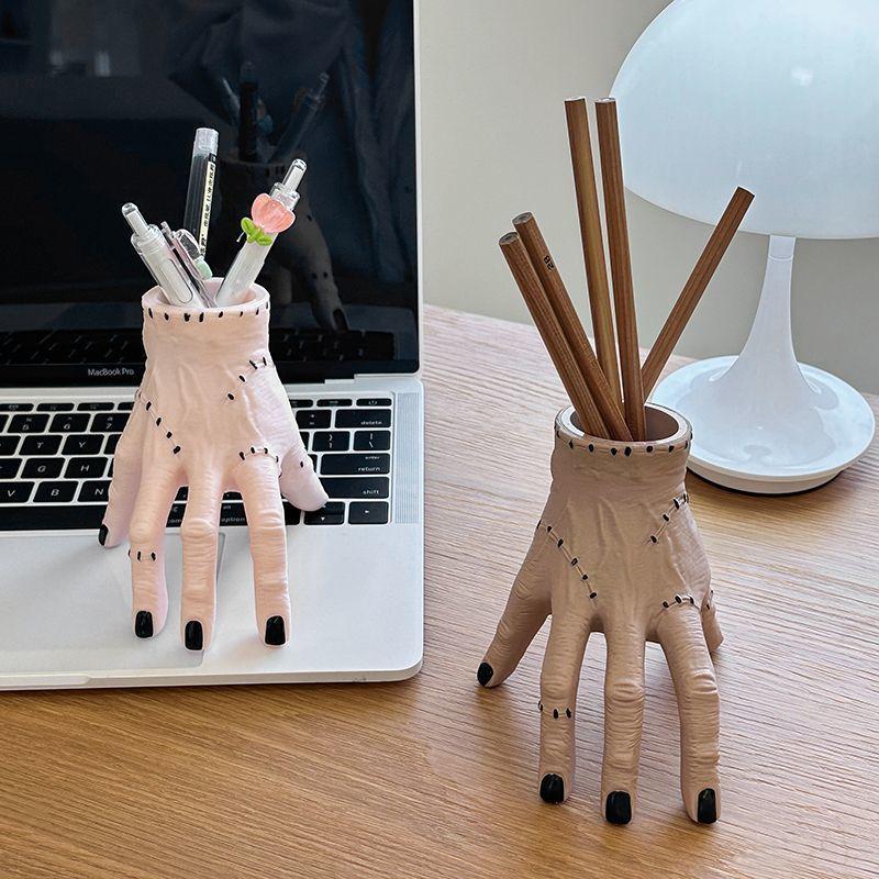 Nutcracker Figurine - Ozdoba na Halloween: Złamana długa palma